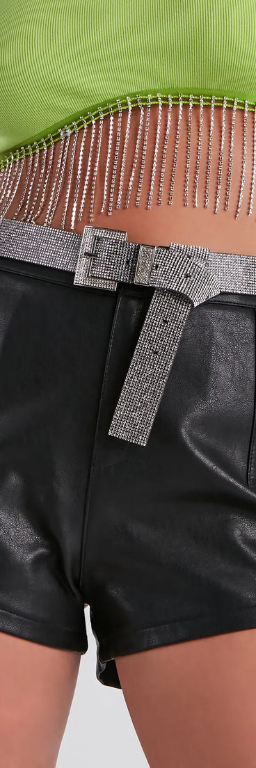 Get ready for any event with the Glam Rhinestone Square Buckle Belt in silver, an essential start to creating a versatile outfit for concerts, parties, or cocktail hours.