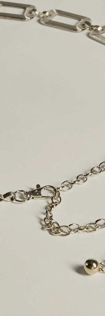 Sleek Trendsetter Textured Chain Belt, a trendy silver addition to women's going-out outfits, is ideal for Christmas party outfits, chic NYE attire, or winter night-out looks that keep you on-trend!