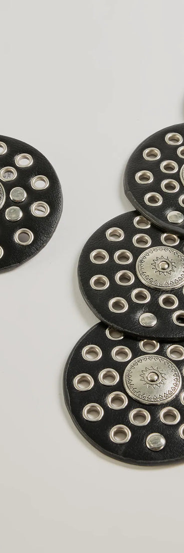 
Upgrade your style game for 2025 with the Trip To the Desert Statement Concho Belt in black, perfect for any fashion-forward wardrobe.