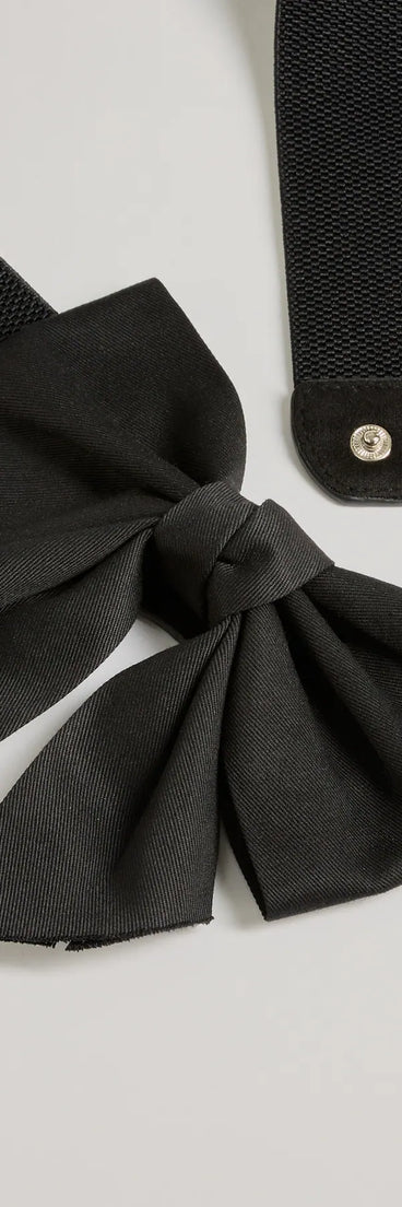 Get ready for any event with the Elegant Impression Bow Stretch Belt in black, an essential start to creating a versatile outfit for women for parties, cocktail hours, or Valentine's Day events.