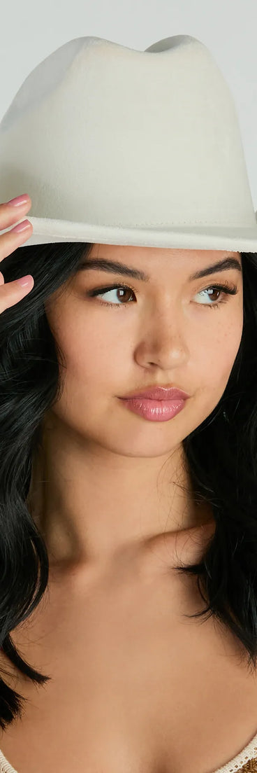 
Upgrade your style game for 2025 with the Cowgirl Cutie Faux Wool Hat in ivory, perfect for any fashion-forward wardrobe.