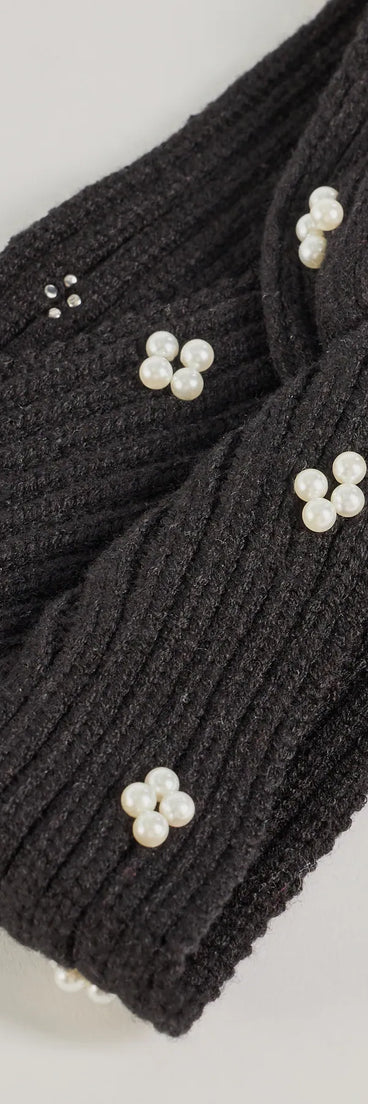 Add a touch of seasonal charm to your winter wardrobe with the Chic Beauty Faux Pearl Head Wrap, a black cold-weather accessory that effortlessly completes your seasonal looks!