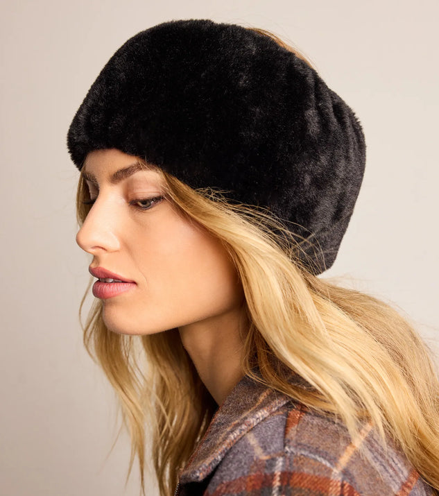 Add a touch of seasonal charm to your winter wardrobe with the Cozy Impression Faux Fur Head Wrap, a black cold-weather accessory that effortlessly completes your seasonal looks!