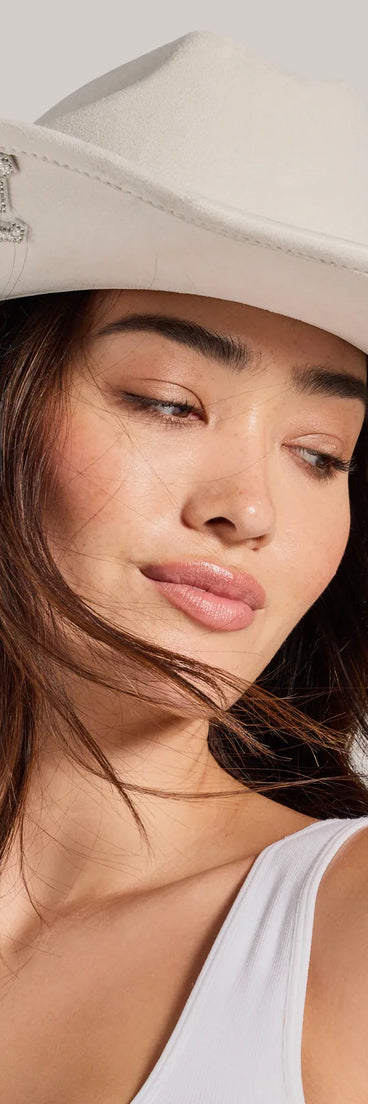 
Upgrade your style game for 2025 with the Rhinestone Faux Pearl Bride Cowboy Hat in ivory, perfect for any fashion-forward wardrobe.