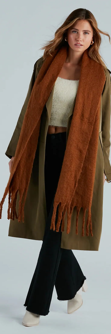 Cue The Comfort Fuzzy Woven Fringe Scarf