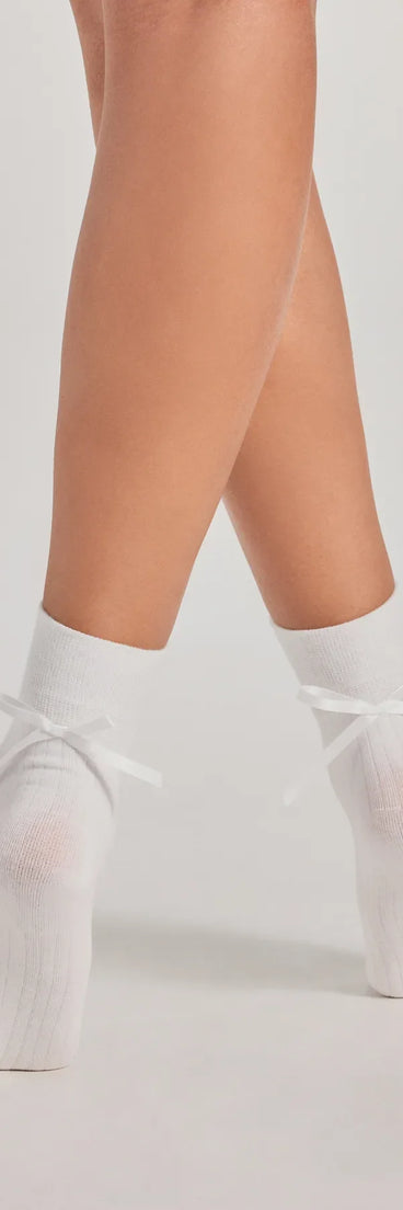 
Upgrade your style game for 2025 with the Oh-So-Adorable Bow Detail Socks in white, perfect for any fashion-forward wardrobe.
