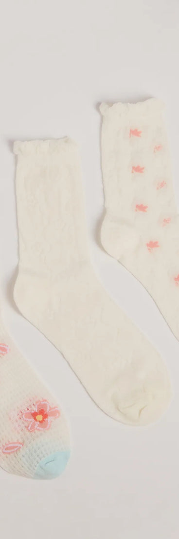 
Upgrade your style game for 2025 with the Floral Charm Three-Pack Sock Set in ivory, perfect for any fashion-forward wardrobe.