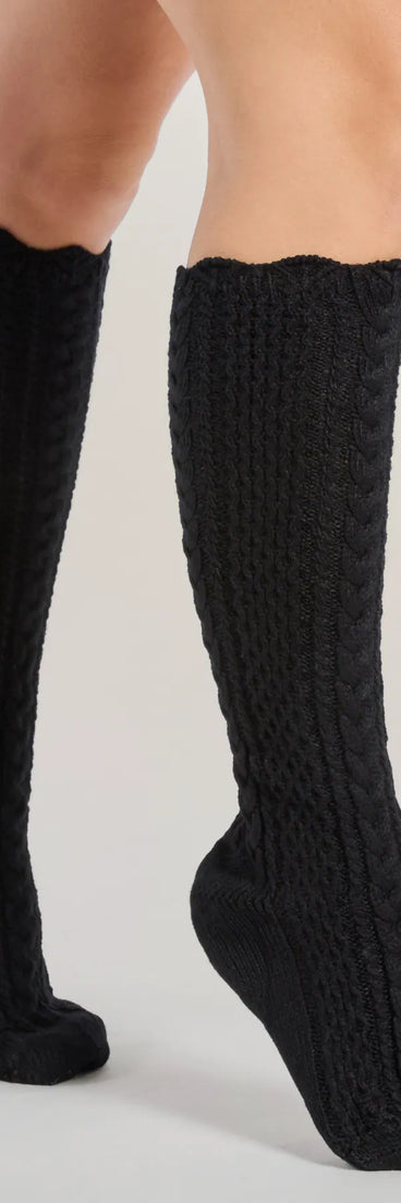 
Upgrade your style game for 2025 with the Cute Essentials Cable Knit Knee High Socks in black, perfect for any fashion-forward wardrobe.