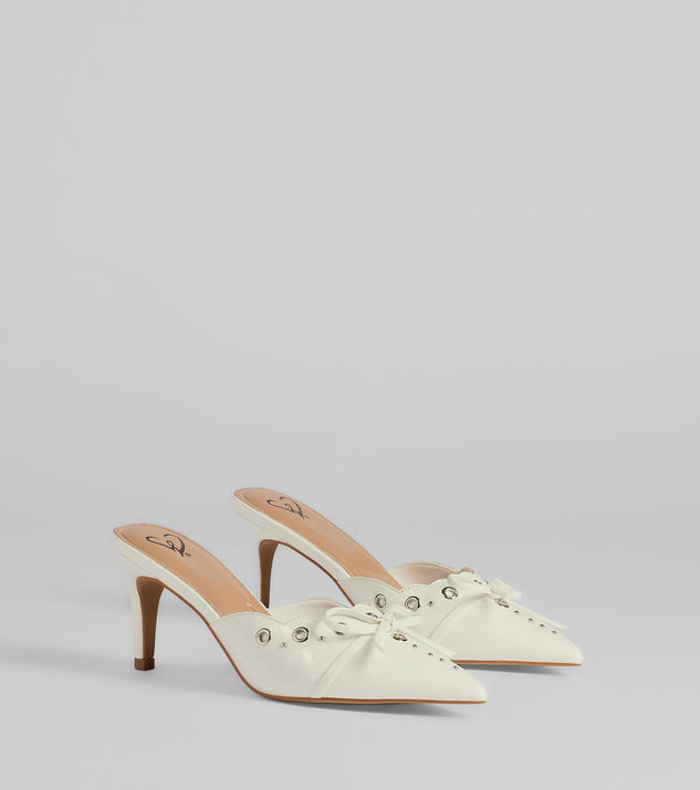 The Sweetest Gift Closed Toe Bow Stiletto Pumps in white brings sleek style to any graduation outfit, from cap and gown to after-party.