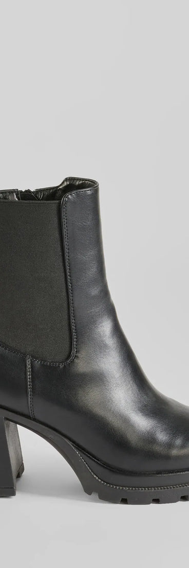 The Edgy Strut Faux Leather Platform Booties in black brings edge and energy to your vibe, ready to elevate any festival look or concert outfit.