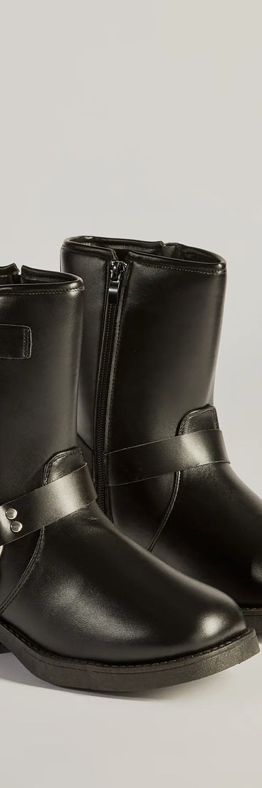 
Upgrade your style game for 2025 with the Feelin' Edgy Buckle Strap Moto Booties in black, perfect for any fashion-forward wardrobe.