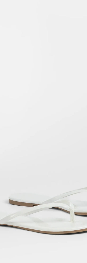 Elevate warm-weather looks with Effortless Icon Basic Thong Sandals in white, a pair of trendy sandals bringing chic, modern flair to every step.