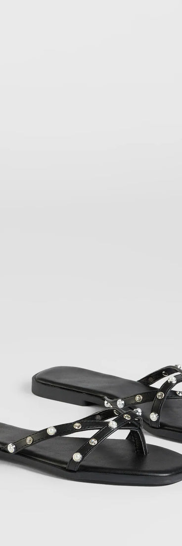 Stay on-trend this season with the Stylishly Glam Strappy Rhinestone Pearl Sandals in black, a must-have for creating stylish and effortless fall outfits for women.