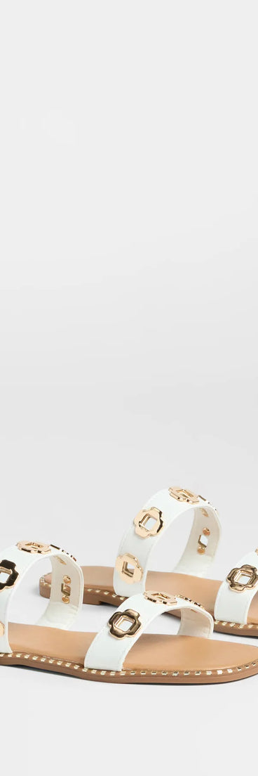 Stay on-trend this season with the Impressive Style Strappy Sandals in white, a must-have for creating stylish and effortless fall outfits for women.