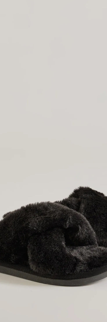 
Upgrade your style game for 2025 with the So Cozy Faux Fur Criss-Cross Slides in black, perfect for any fashion-forward wardrobe.