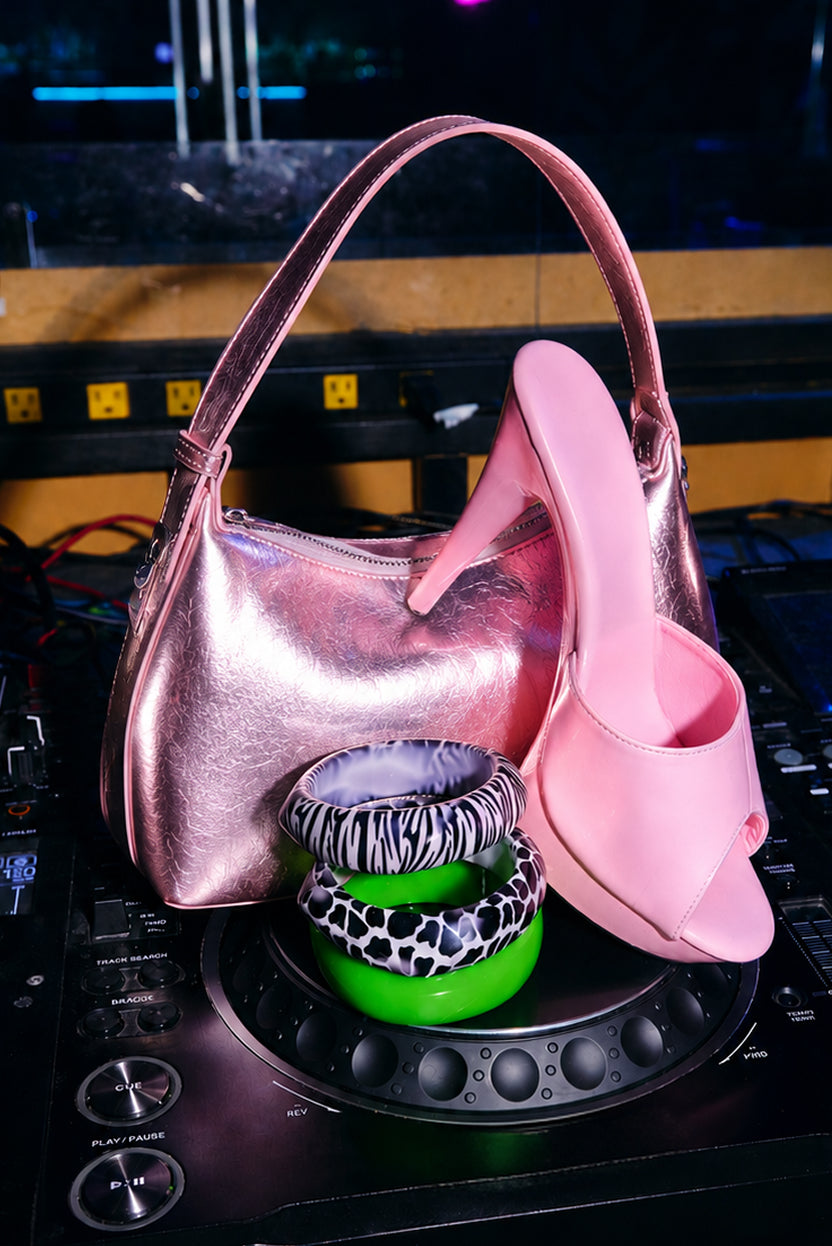 Shop women's accessories to finish strong with statement bags, bold bangles, and trend-forward finishing touches.