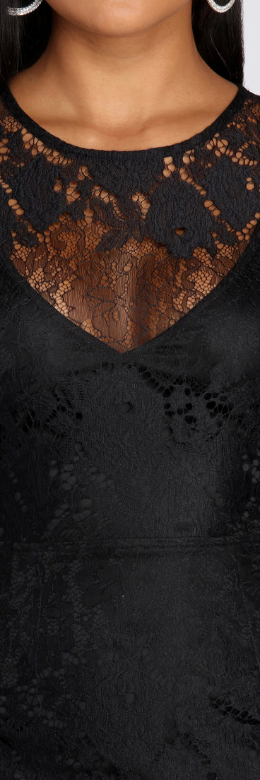 Zuri Formal Scalloped Lace Midi Dress creates the perfect spring wedding guest dress or cocktail attire with stylish details in the latest trends for 2023!