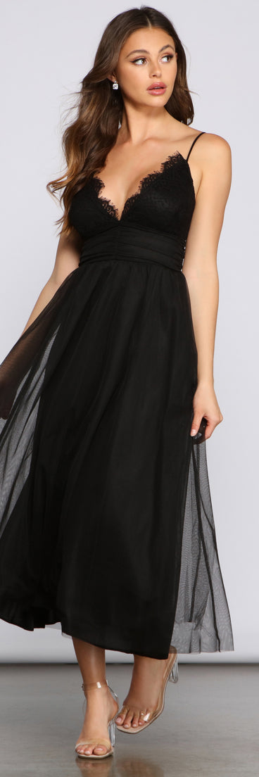 Poppy Formal Scalloped Lace A-Line Dress creates the perfect summer wedding guest dress or cocktail party dresss with stylish details in the latest trends for 2023!