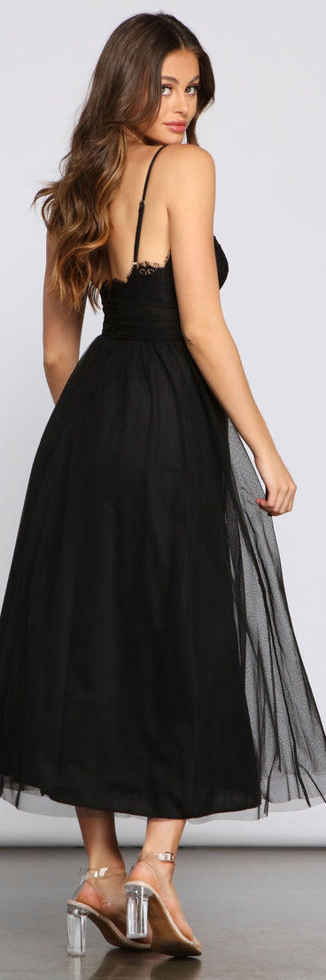 Poppy Formal Scalloped Lace A-Line Dress creates the perfect summer wedding guest dress or cocktail party dresss with stylish details in the latest trends for 2023!