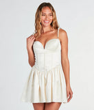 Aubrey Faux Pearl Strap Bustier Skater Dress is the perfect prom dress pick with on-trend details to make the 2024 dance your most memorable event yet!