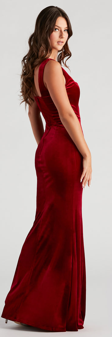Tori Formal Sleeveless Velvet Mermaid Dress creates the perfect summer wedding guest dress or cocktail party dresss with stylish details in the latest trends for 2023!
