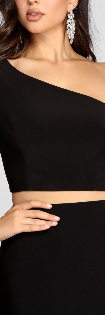 Linda One Shoulder Two Piece Dress is a gorgeous pick as your 2023 prom dress or formal gown for wedding guest, spring bridesmaid, or army ball attire!