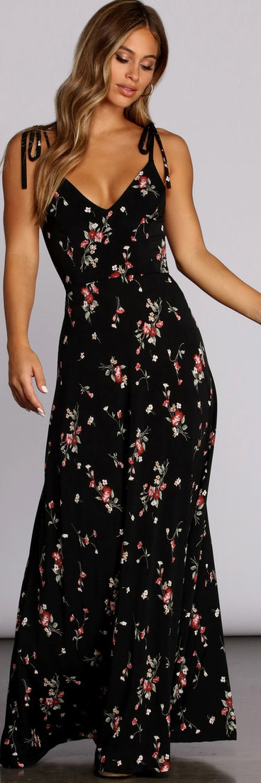 You will feel beautiful in the Loving Knit In Florals Maxi Dress as your long dress for any semi-formal or formal holiday party, NYE dress outfit, or pick this stunning style as your gown for any seasonal celebration.