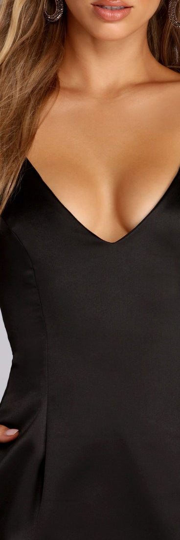 In Pocket Satin Cocktail Dress creates the perfect spring wedding guest dress or cocktail attire with stylish details in the latest trends for 2023!