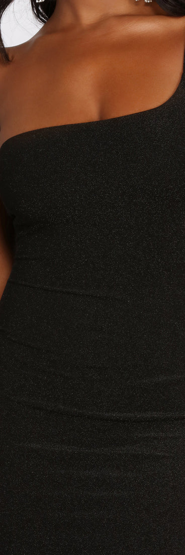 You’ll make a statement in One-Up 'Em Glitter Mini Dress as an NYE club dress, a tight dress for holiday parties, sexy clubwear, or a sultry bodycon dress for that fitted silhouette.