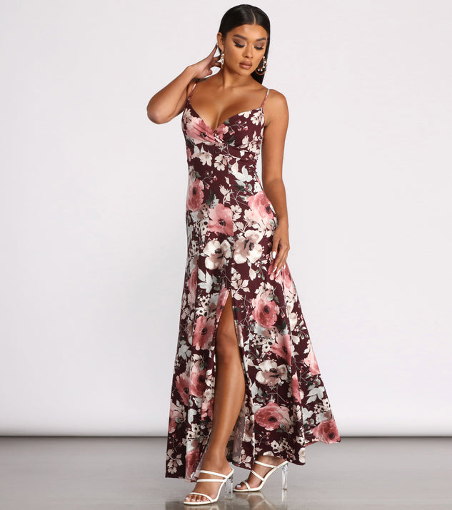You will feel beautiful in the High Slit Floral Knit Maxi Dress as your long dress for any semi-formal or formal holiday party, NYE dress outfit, or pick this stunning style as your gown for any seasonal celebration.