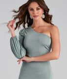 Casually-Chic Bodycon Mini Dress creates the perfect spring wedding guest dress or cocktail attire with stylish details in the latest trends for 2023!