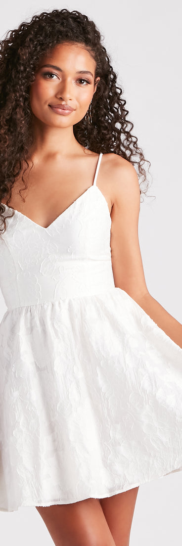 Feel confident and photo-ready in the Love Letters Floral Chiffon Skater Dress, a graduation dress perfect for 2025 ceremonies and parties.