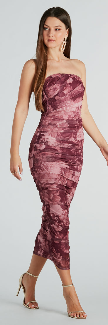 Essential for vacations or summer days, the Irresistible Blooms Floral Strapless Maxi Dress is a sundress or milkmaid dress with sleek and flirty details.