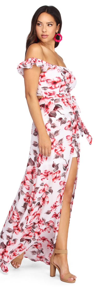 Spring With Florals Maxi Dress creates the perfect spring wedding guest dress or cocktail attire with stylish details in the latest trends for 2023!