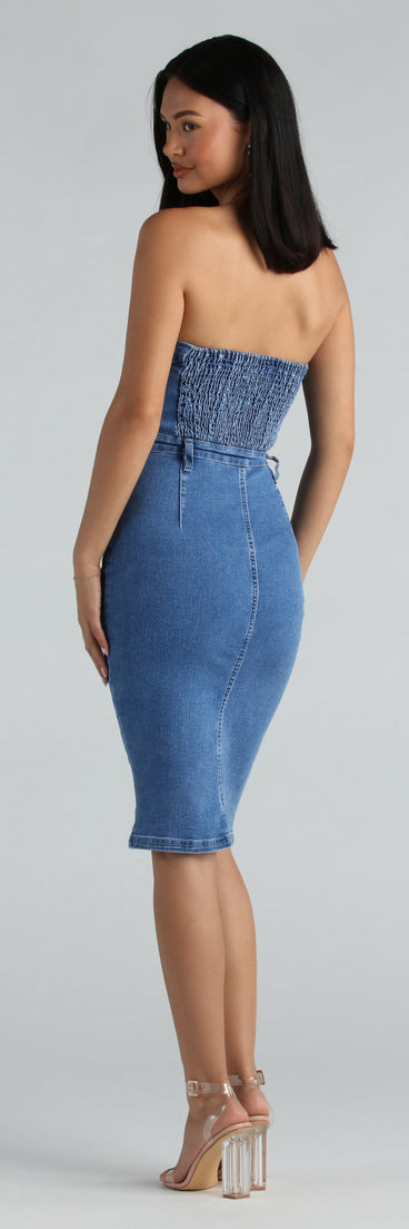 On The Down Low Denim Strapless Midi Dress creates spring wedding guest dress with stylish details, the perfect midi dress for graduation, or for a cocktail party look in the latest midi-length trends for 2024!