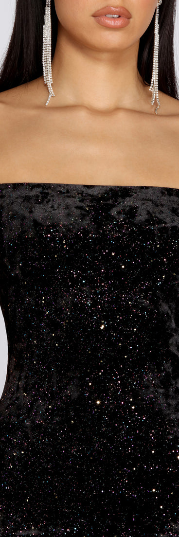 Off Shoulder Glitter Velvet Mini is the perfect Homecoming look pick with on-trend details to make the 2023 HOCO dance your most memorable event yet!