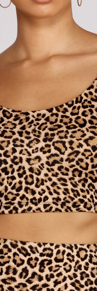 With fun and flirty details, Lush Bungee Crop Top shows off your unique style for a trendy outfit for the summer season!