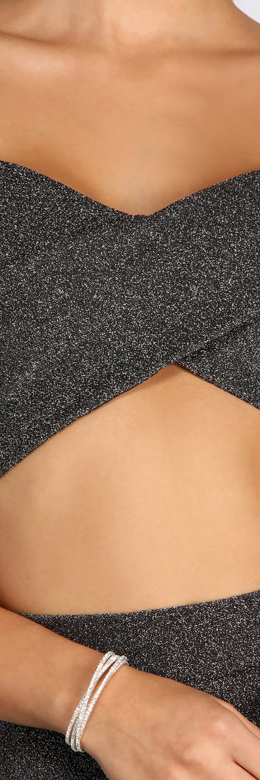 You’ll look stunning in the Bring The Drama Crop Top when paired with its matching separate to create a glam clothing set perfect for parties, date nights, concert outfits, back-to-school attire, or for any summer event!