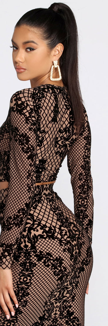 With fun and flirty details, Major Style Status Crop Top shows off your unique style for a trendy outfit for the summer season!