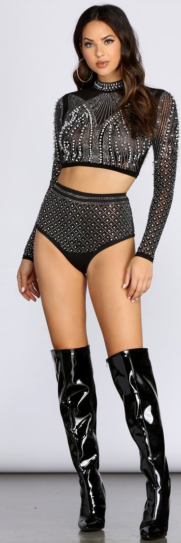 With fun and flirty details, Moment To Shine Crop Top shows off your unique style for a trendy outfit for the summer season!