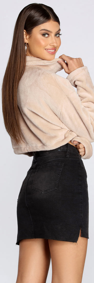 With fun and flirty details, Casual Cutie Cropped Pullover Sweater shows off your unique style for a trendy outfit for the summer season!