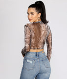 With fun and flirty details, Major Vixen Snake Print Crop Top shows off your unique style for a trendy outfit for the summer season!