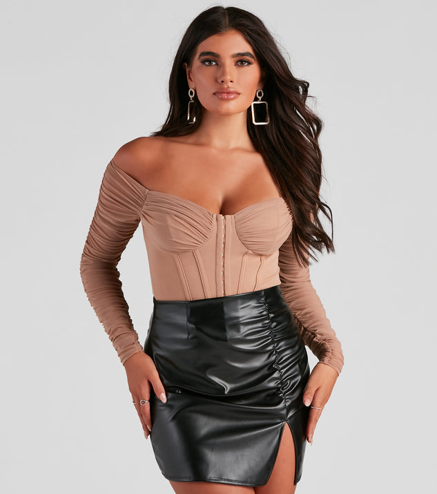 With fun and flirty details, the Ruched Moment Cropped Bustier shows off your unique style for a trendy outfit for summer!
