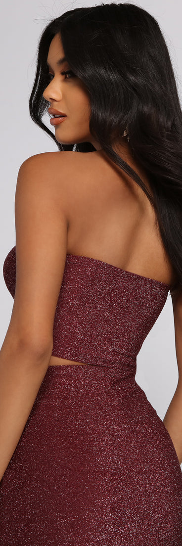 With fun and flirty details, Glitter And Glam Cropped Tube Top shows off your unique style for a trendy outfit for the summer season!