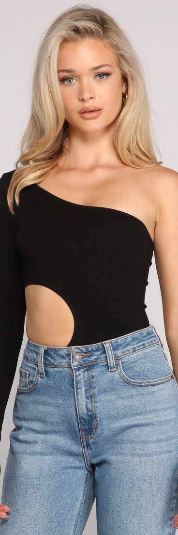 Dress up in Sleek And Stunning One Shoulder Cutout Bodysuit as your going-out dress for holiday parties, an outfit for NYE, party dress for a girls’ night out, or a going-out outfit for any seasonal event!