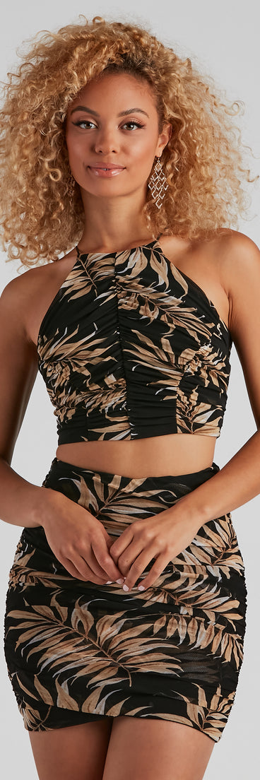With fun and flirty details, Island Getaway Halter Crop Top shows off your unique style for a trendy outfit for the summer season!