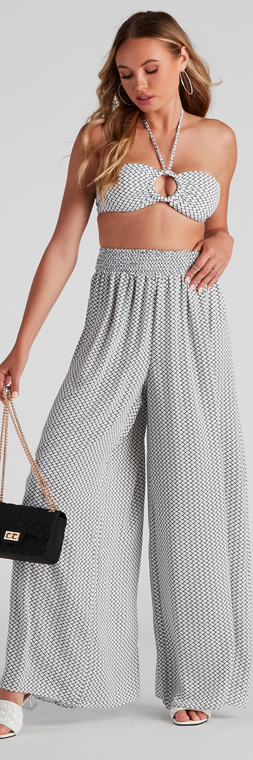 With fun and flirty details, So Retro Halter Bandeau Top shows off your unique style for a trendy outfit for the summer season!