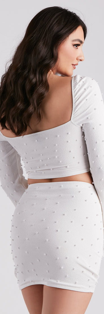 With fun and flirty details, Oh My Pearl Bell Sleeve Crop Top shows off your unique style for a trendy outfit for the summer season!