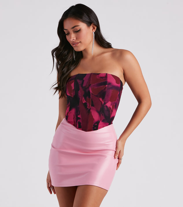 With fun and flirty details, Art Display Strapless Bustier shows off your unique style for a trendy outfit for the summer season!