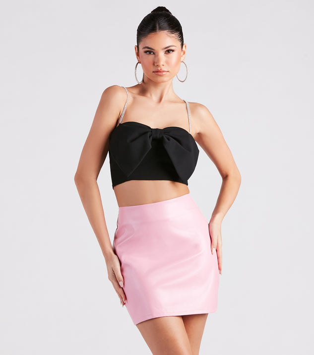 With fun and flirty details, Cutest Glamour Bow-Front Crop Top shows off your unique style for a trendy outfit for the summer season!